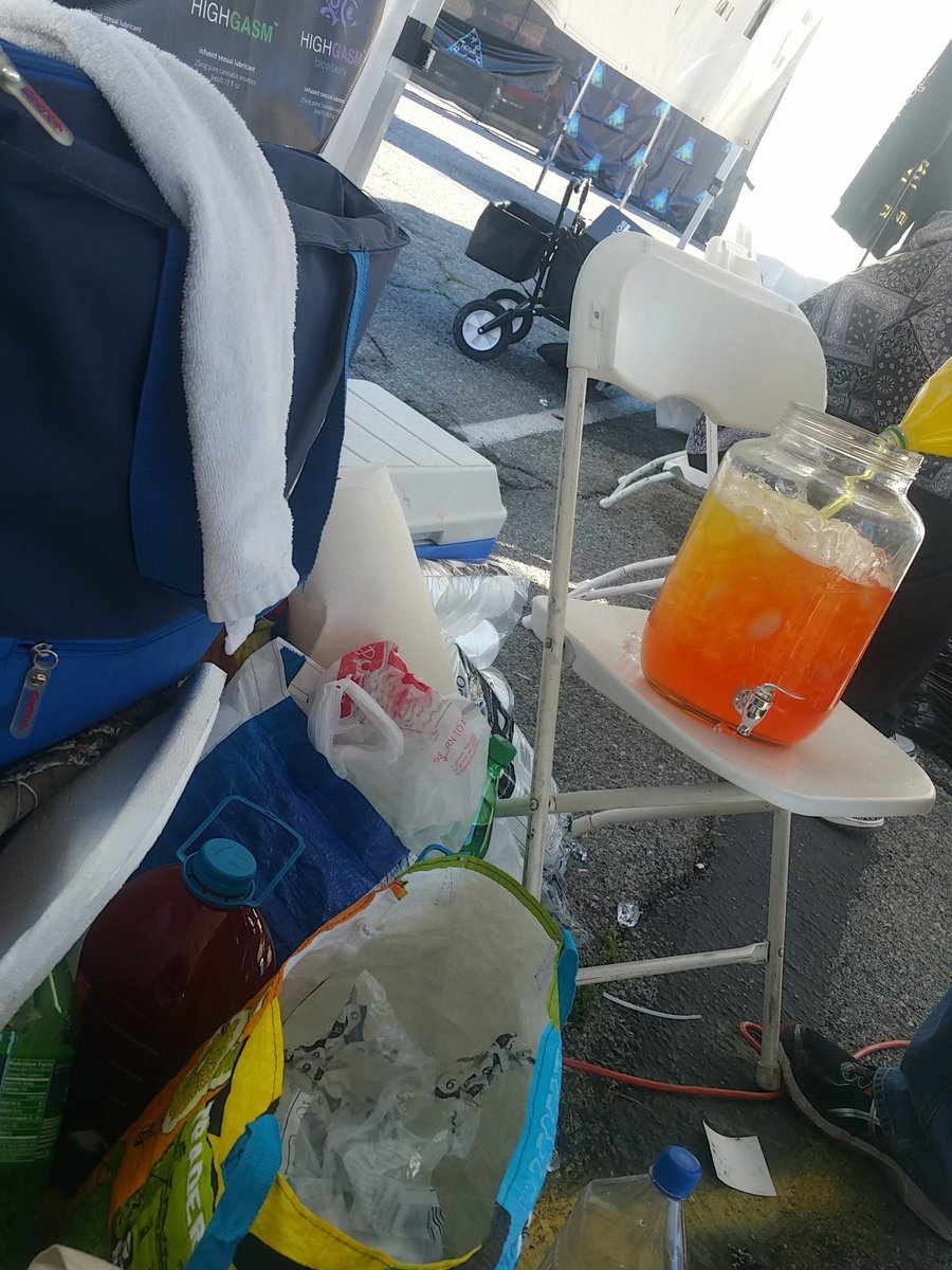 HighGasmOnline's tweet photo. Pourin up free @cannalixir @HIGH_TIMES_Mag #cannabiscup #finalday #SanBernandino #California https://t.co/2bx2so8Gyv