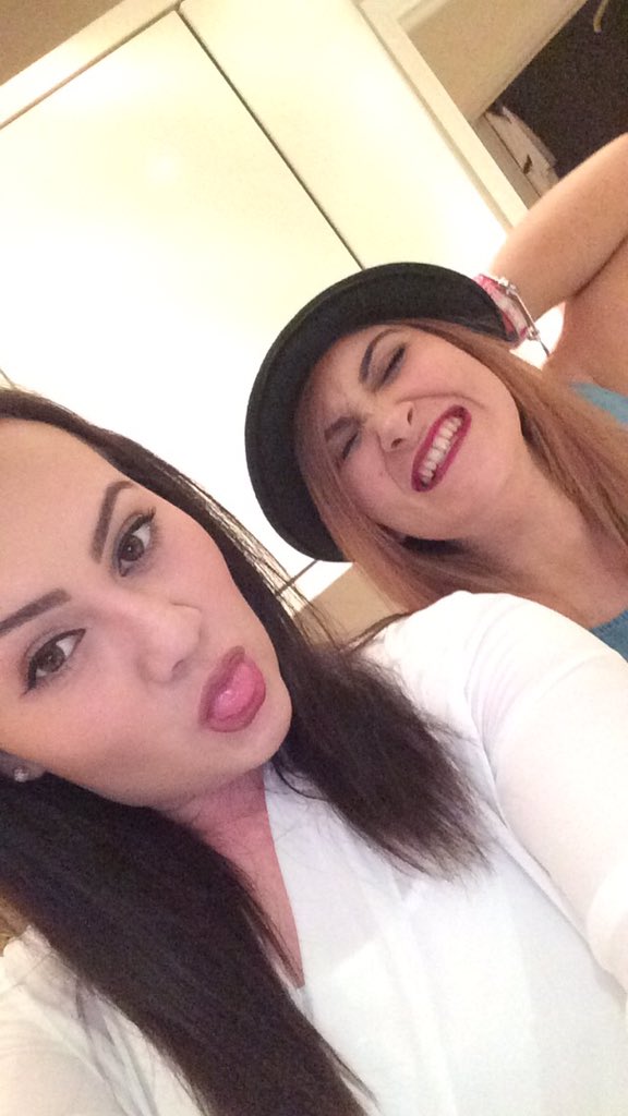HayleyElleBird's tweet photo. Weekend vibes 👯 https://t.co/WhJPr5Ot2b
