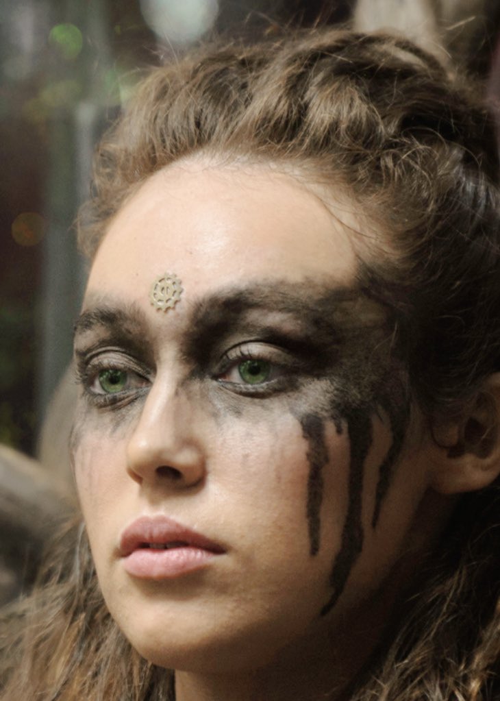 carmilla_movie's tweet photo. #The100 #Lexa #The100Season3 #Clexa #ClexaIsReal #TeamHeda #The100Week #GrounderAnthem #commanderlexa #Clarke https://t.co/UZOMvrp8Yh