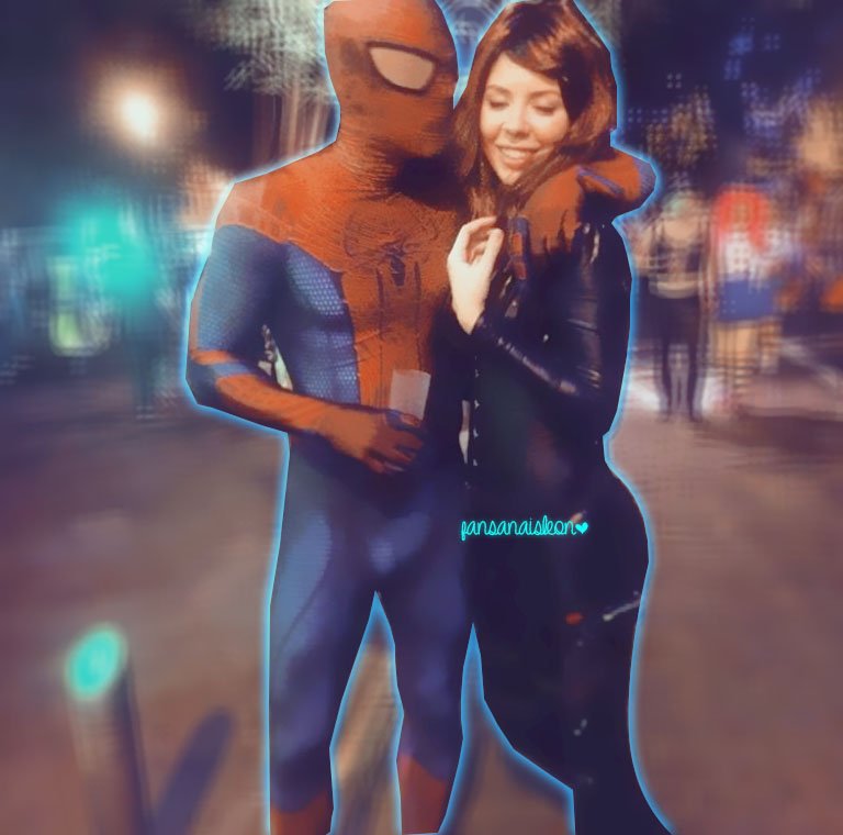 FansAnaisLeon_'s tweet photo. Realmente no queria ilusionarme , pero te miré y cambio todo 💙🐹 @anaisuky2 #RataCamboyana #Carnavales2016 https://t.co/BcvgSjW6yU