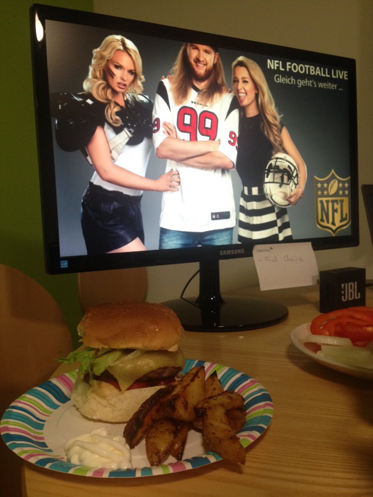 K3ttt3's tweet photo. Gleich geht's los! Glasgow ran-Community ist am Start!
#ranNFL #ranSB50 #glasgow #ickefans https://t.co/4iisS3mbVY