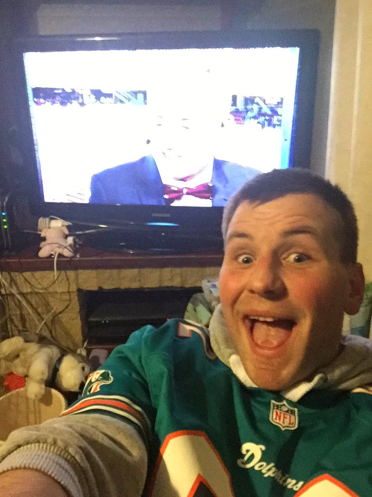 JamieDean5's tweet photo. I might be a lone wolf but still can have a good party #nflrollcall https://t.co/KCAwJvRci6