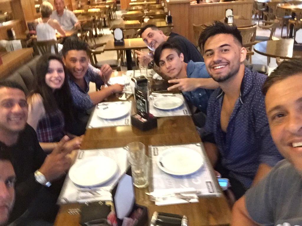 jmfornasari's tweet photo. Cenando después de la marea de zombis https://t.co/G7ydwEa5I9