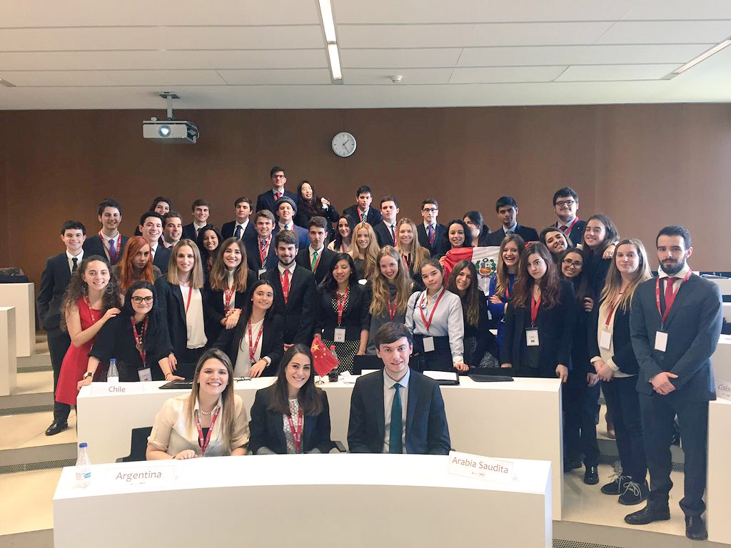 unmun_unav's tweet photo. El comité de Asamblea General-DISEC #UNMUN https://t.co/P2TJ7hPW3Q