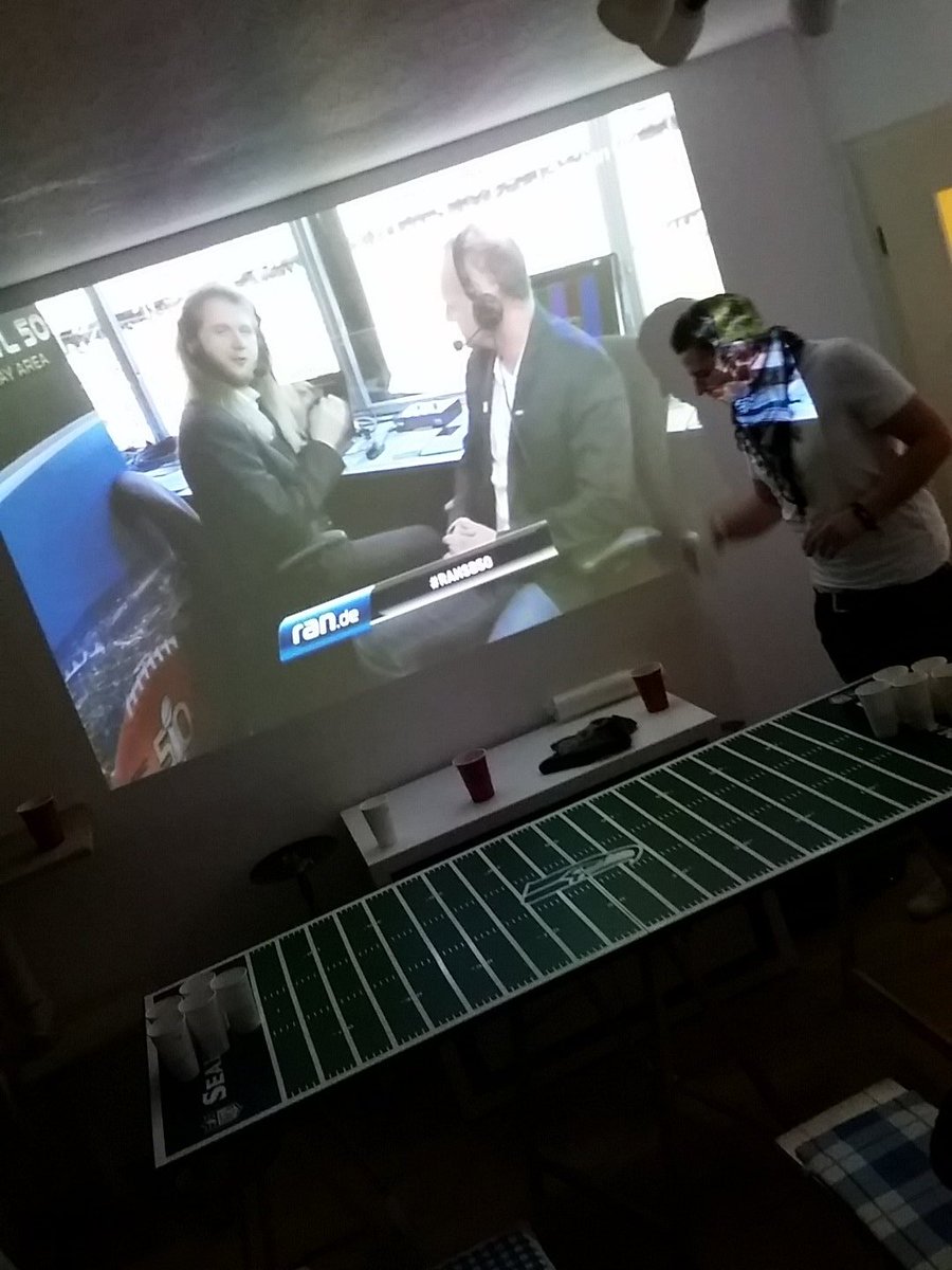 raoush87's tweet photo. @Icke41 wir vertreiben uns die Zeit bis zum Kickoff auf unserem selbstgebauten Bierpong Tisch #ranSB50 https://t.co/vqTU4gwkOu