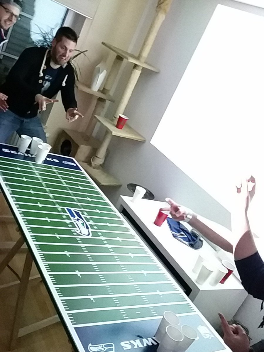 raoush87's tweet photo. #ranSB50 die Lines stehen. Kickoff am Bierpong Table #Seahawks #ranNFL #ranNFLsuechtig #superbowl https://t.co/ccY9WwPTb5