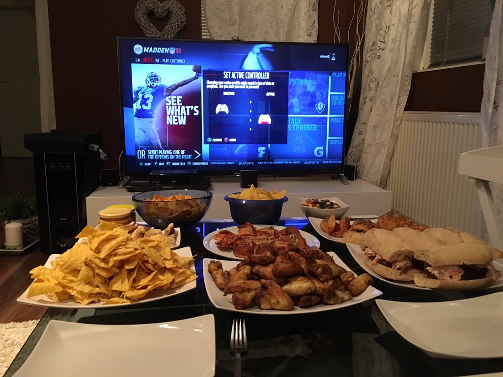 DanielEinicke's tweet photo. #ranNFL Essen für 2 Personen "Check"! Kann also los gehen :) https://t.co/Y7aok8XmYH