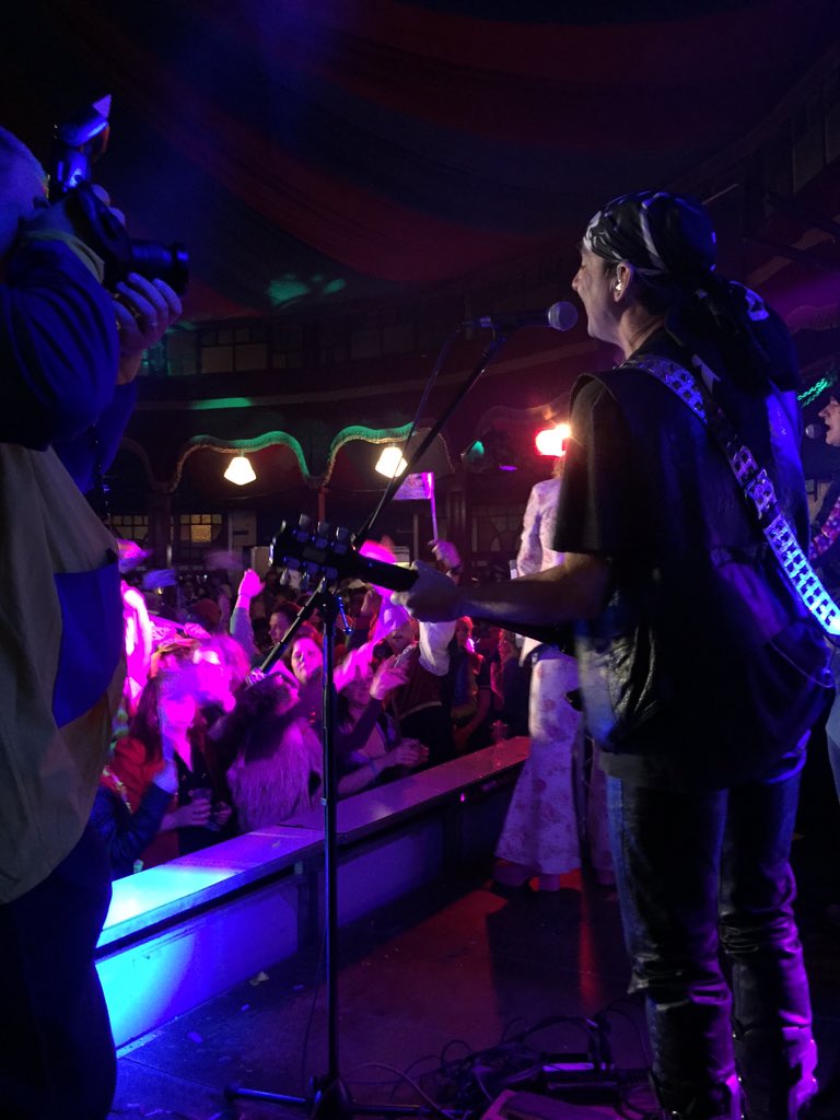 Spiegeltent op z'n kop!! #leutekum