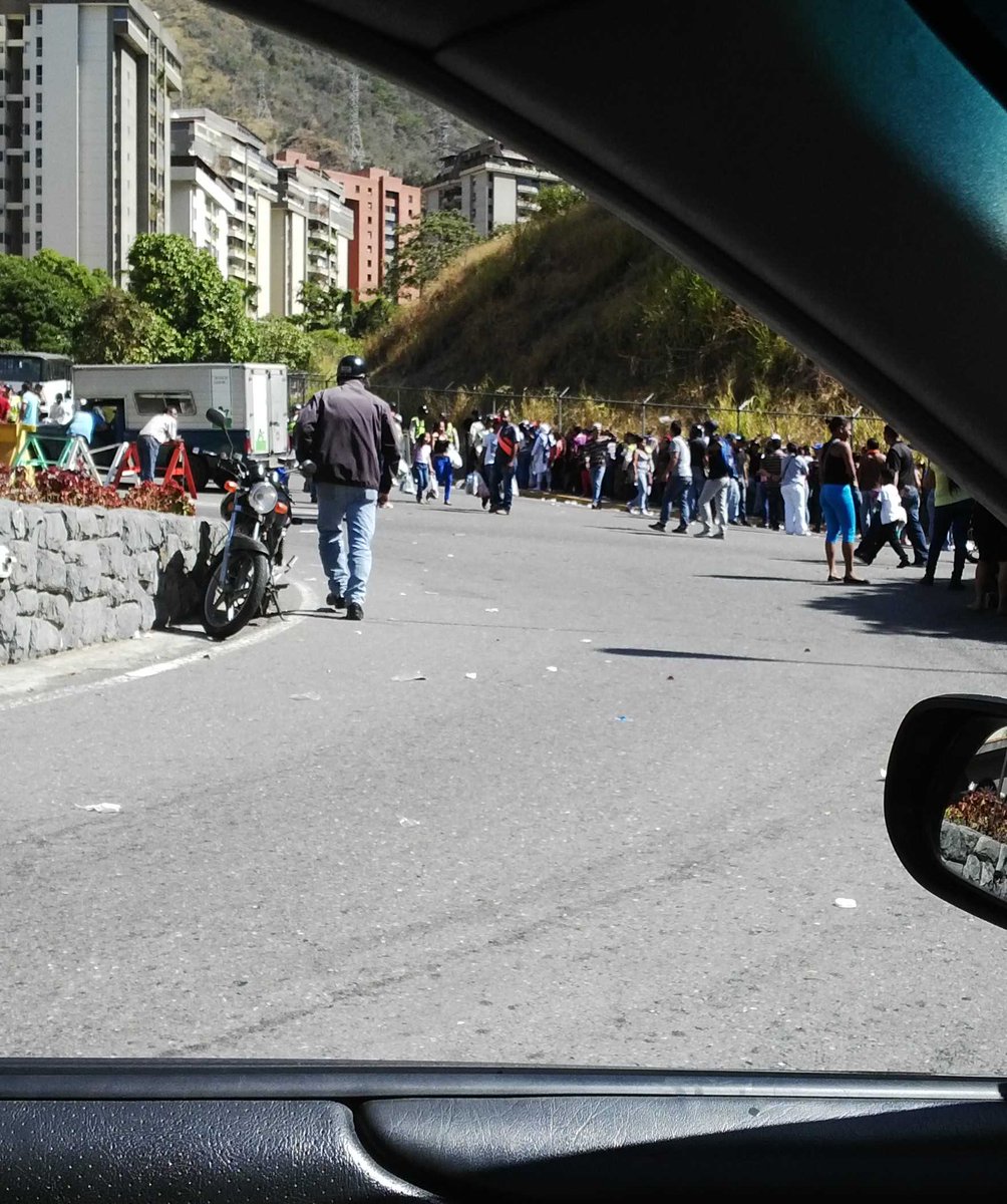 NHILDAC's tweet photo. @asoteainforma que desastre. Y para entrar toda la gente en la via https://t.co/5jZhdOkqtq