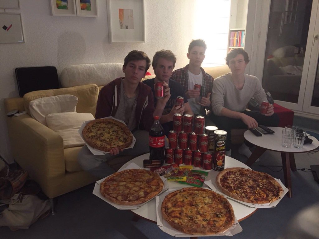 germanphilipp_'s tweet photo. DP and pizza like American #ranSB50 @Icke41 @FrankBuschmann https://t.co/95HLJgg8sX