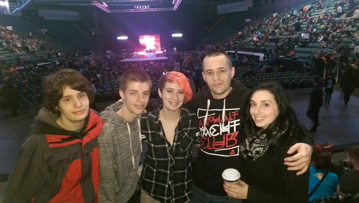 jcavanah's tweet photo. Cavanah Family lovin' the amazing line-up @WWELIVE@WWE.COM #WWEAbbotsford #WWELiveNetwork https://t.co/i5uXzuVMov