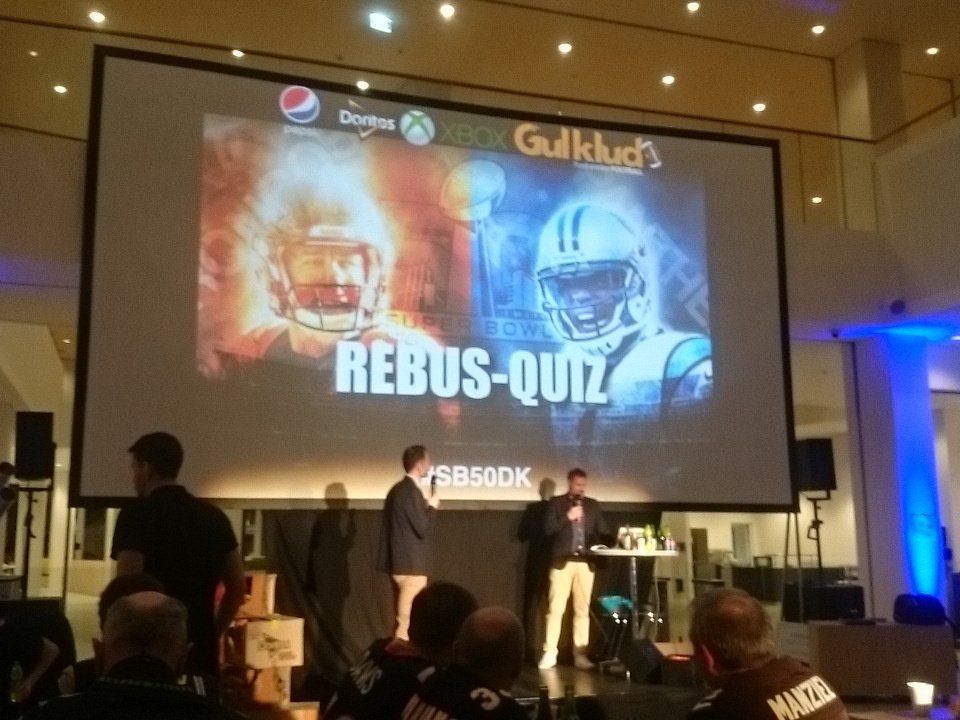 EsbenVest's tweet photo. Motherfreaking awesome big screen! Go Manning (den rigtige)! #SB50dk #nfldk #Gulklud https://t.co/h5xJ28uuce