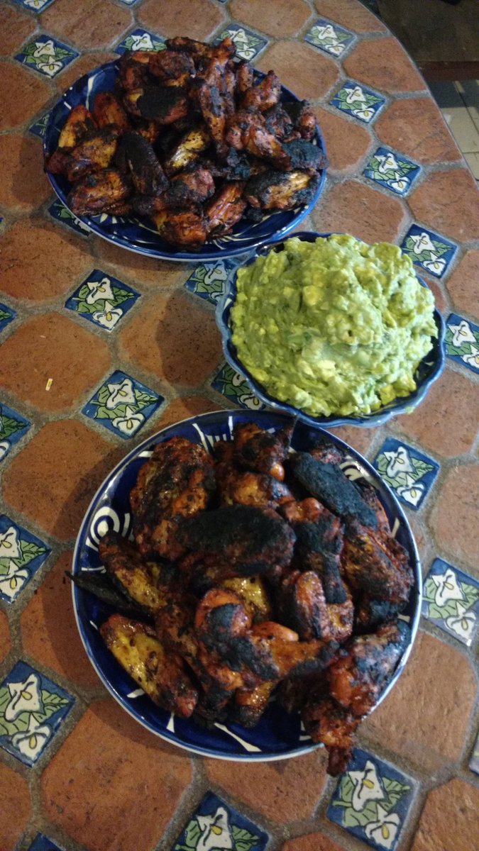 lestatchm's tweet photo. Guacamole &amp; alitas #SuperBowl @changoardilla #BrotherHood #NoVaAlcanzar #AperoTraeMas #Avisen https://t.co/namorkpLIR