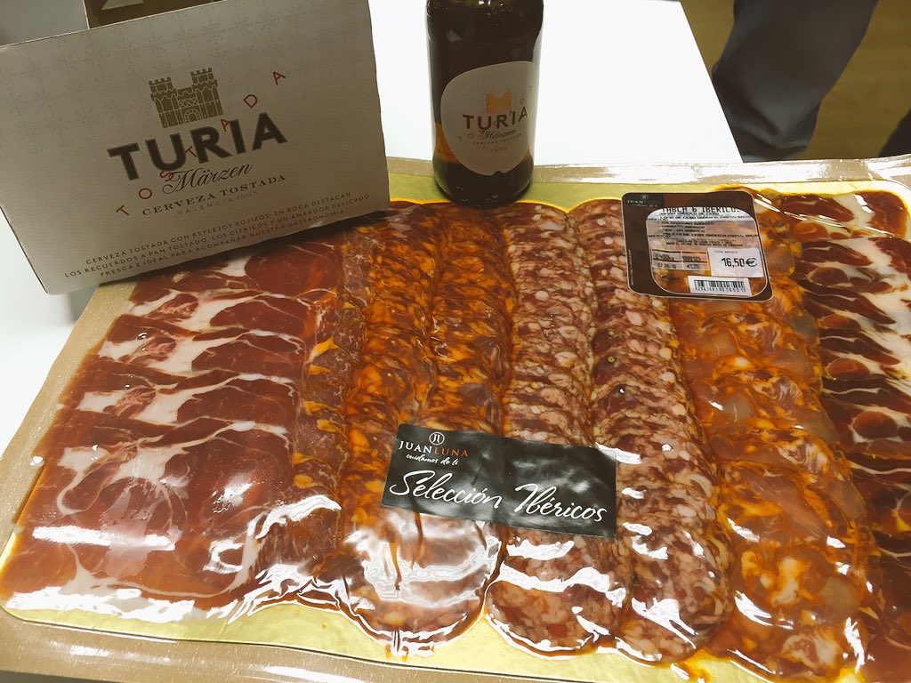 ElTallerDepor's tweet photo. La noche viene jodida... Pero un poco menos desde que nos han visitado @gimeno92 y @peskuu y sus @CervezaTuria https://t.co/NjEtDfnkI8