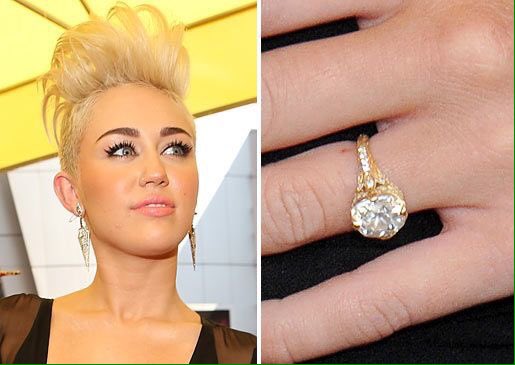 Mary_Ksmith's tweet photo. Love her and her AMAZING engagement ring😍💍💕 https://t.co/5xys1APTar