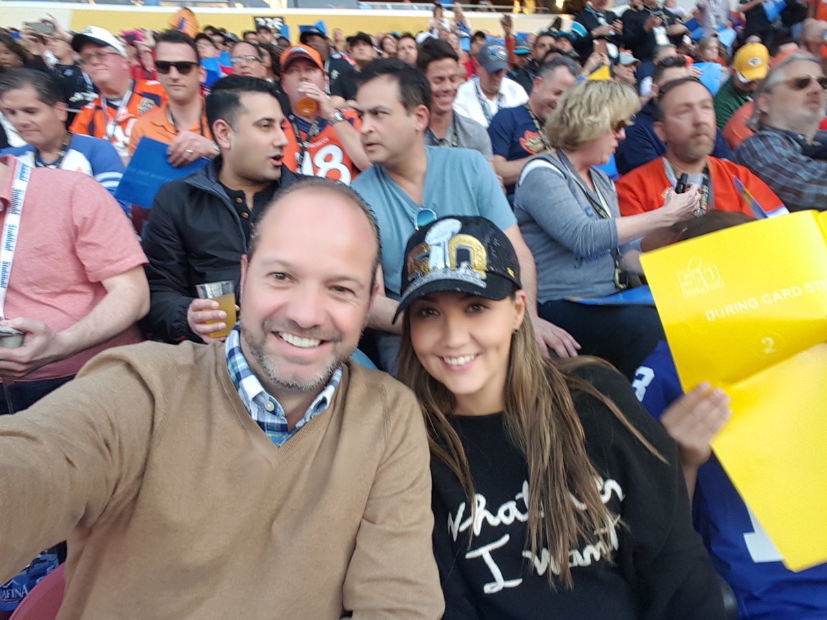 GarciaPosti's tweet photo. Listos para el tercer cuarto carajo! #SB50 https://t.co/YbfniVFOTy