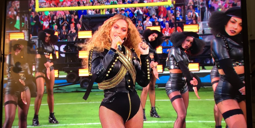 crackliffe's tweet photo. Queen Bey!!! 🙌😱🔥 #PepsiHalftime #SB50 https://t.co/DgKQxEB21M