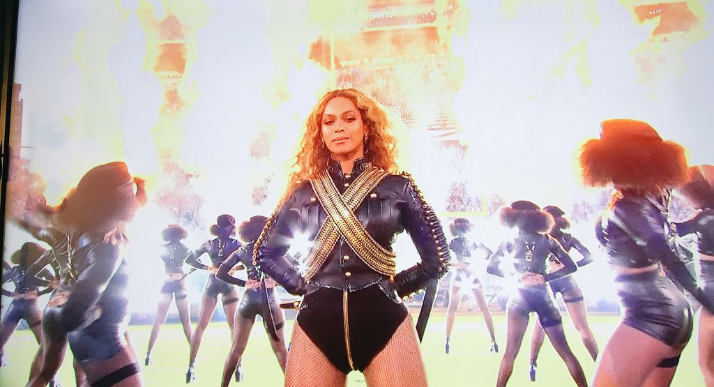 crackliffe's tweet photo. Queen Bey!!! 🙌😱🔥 #PepsiHalftime #SB50 https://t.co/DgKQxEB21M
