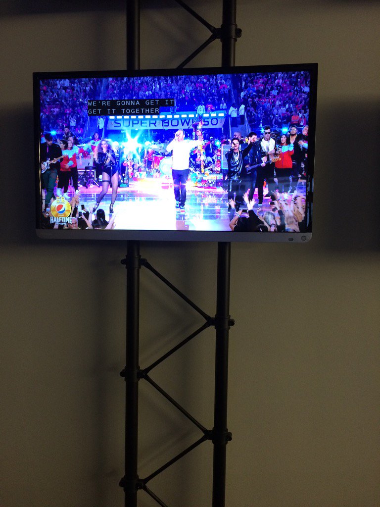 kbrosseauky3's tweet photo. Very cool look back on past performances during the halftime show #kfvs50 https://t.co/daUsGUaE7U