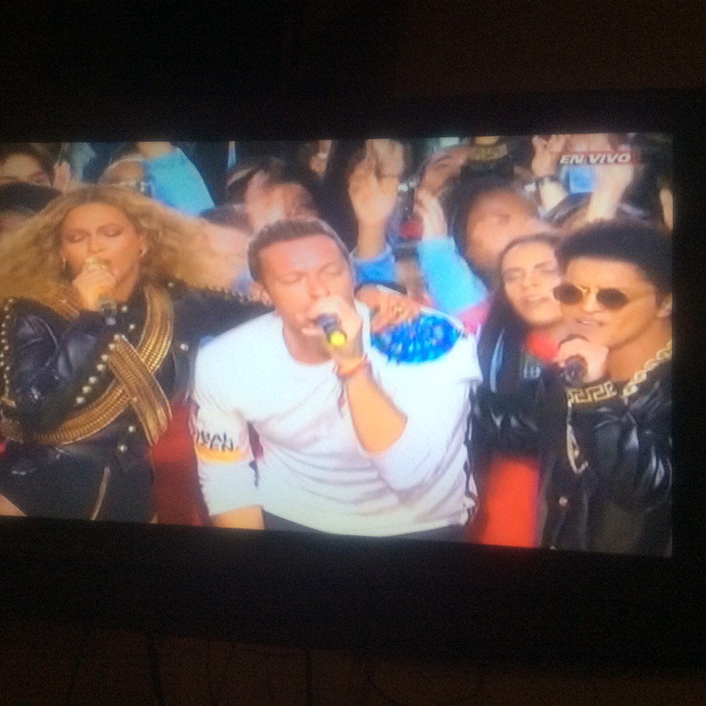 VictorMendozaL's tweet photo. Buen partido y excelente show. Súper Bowl 50 https://t.co/WSPJpqs7Dh