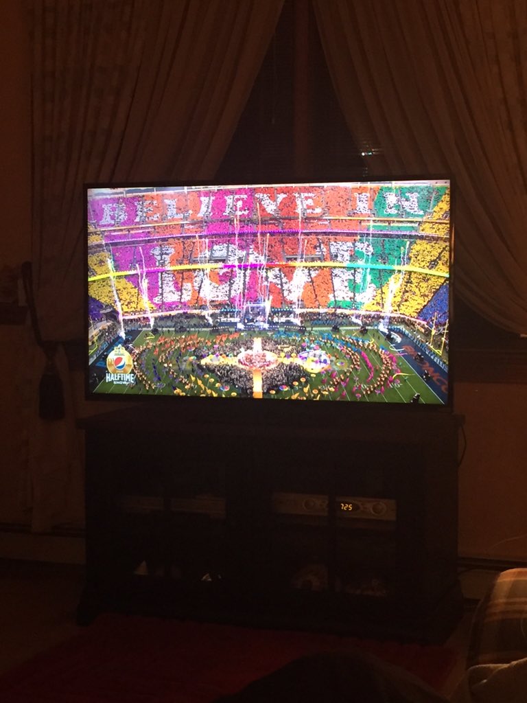 HONESTLY FOOTBALL IS SO DOMINATED BY WHITE STRAIGHT MALES AND HAVING THIS AS THE HALFTIME SHOW IS INCREDIBLE