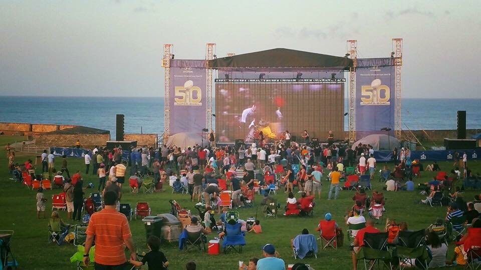 FansPowered's tweet photo. Así esta el ambiente en el Morro para el super bowl número 50 foto gracias @superbowlenelmorro https://t.co/C2FeEOJvd3
