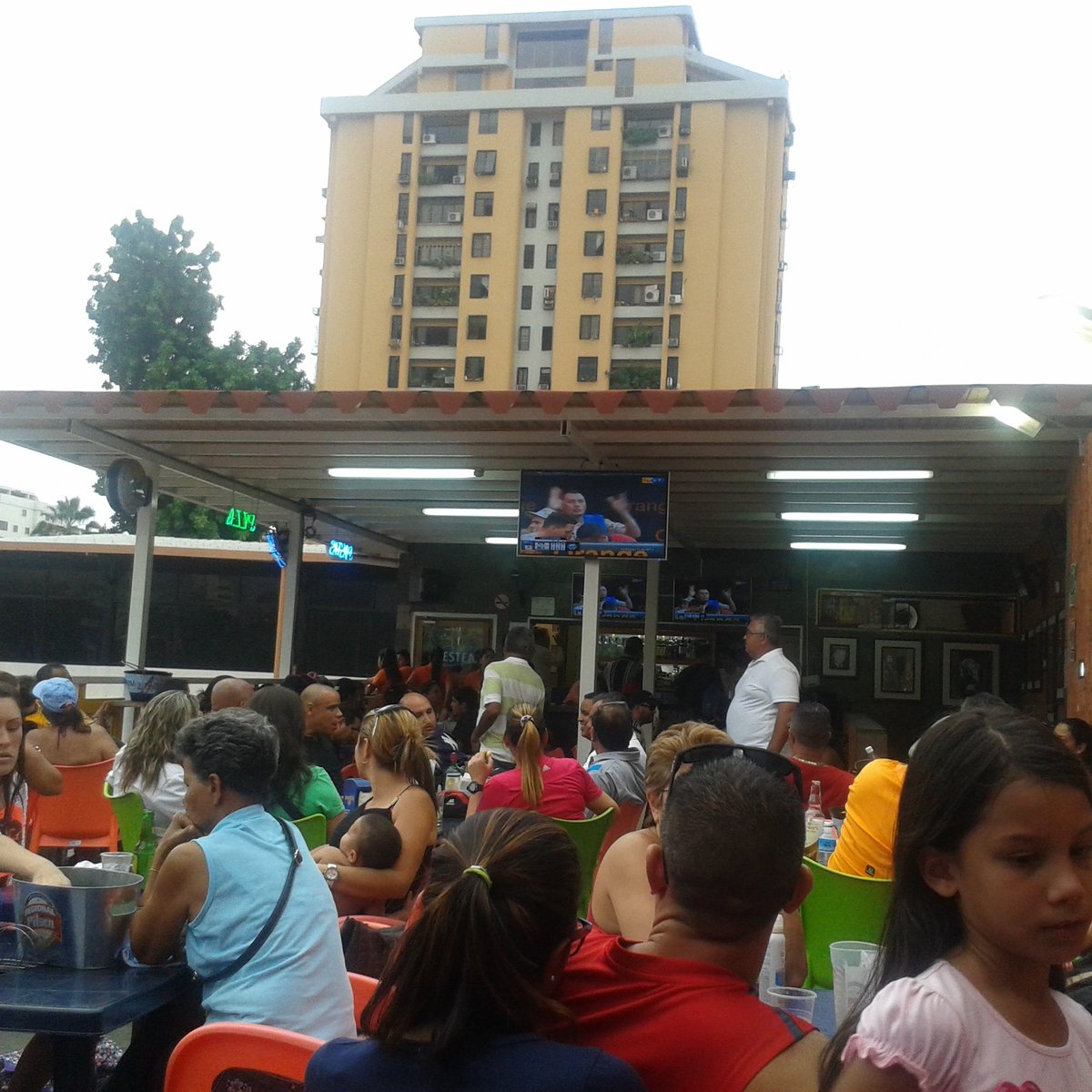 fonsecamlb's tweet photo. @guillearcay #casadelosandes #aragua #Maracay #ligando #SDCporTLAyMTV https://t.co/MwiG11tkRA