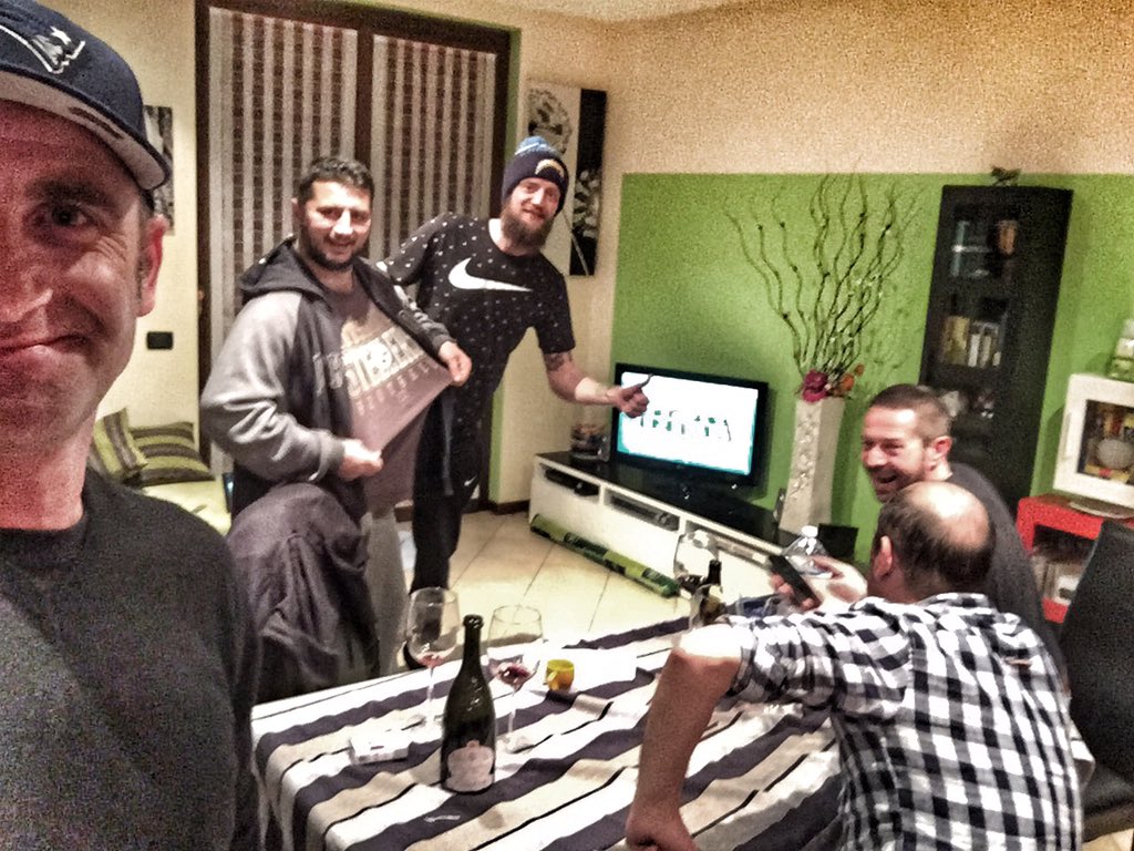 obiOneX's tweet photo. Tutti pronti per il 50esimo #SuperBowl @bagatta @_Lungo https://t.co/Oz2wy9kprw