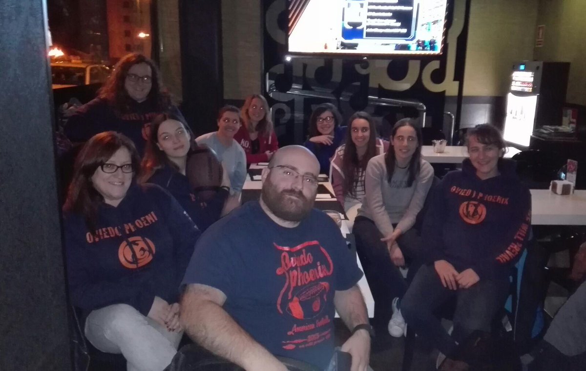 oviedophoenix's tweet photo. Domingo de SuperBowl #SB50 https://t.co/UEUzTBefWd