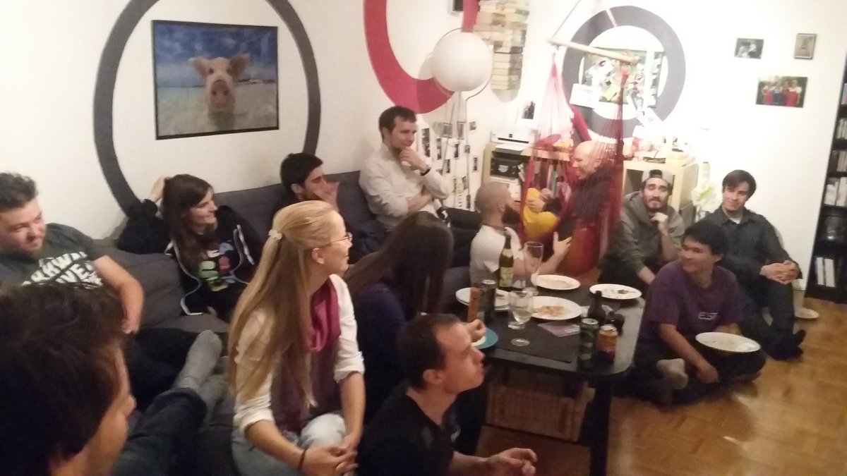 PanskusTill's tweet photo. Selbstgemachte #Burger und Burgerbuns. Wir sind satt und bereit für #SB50 https://t.co/o7sOPni9kT