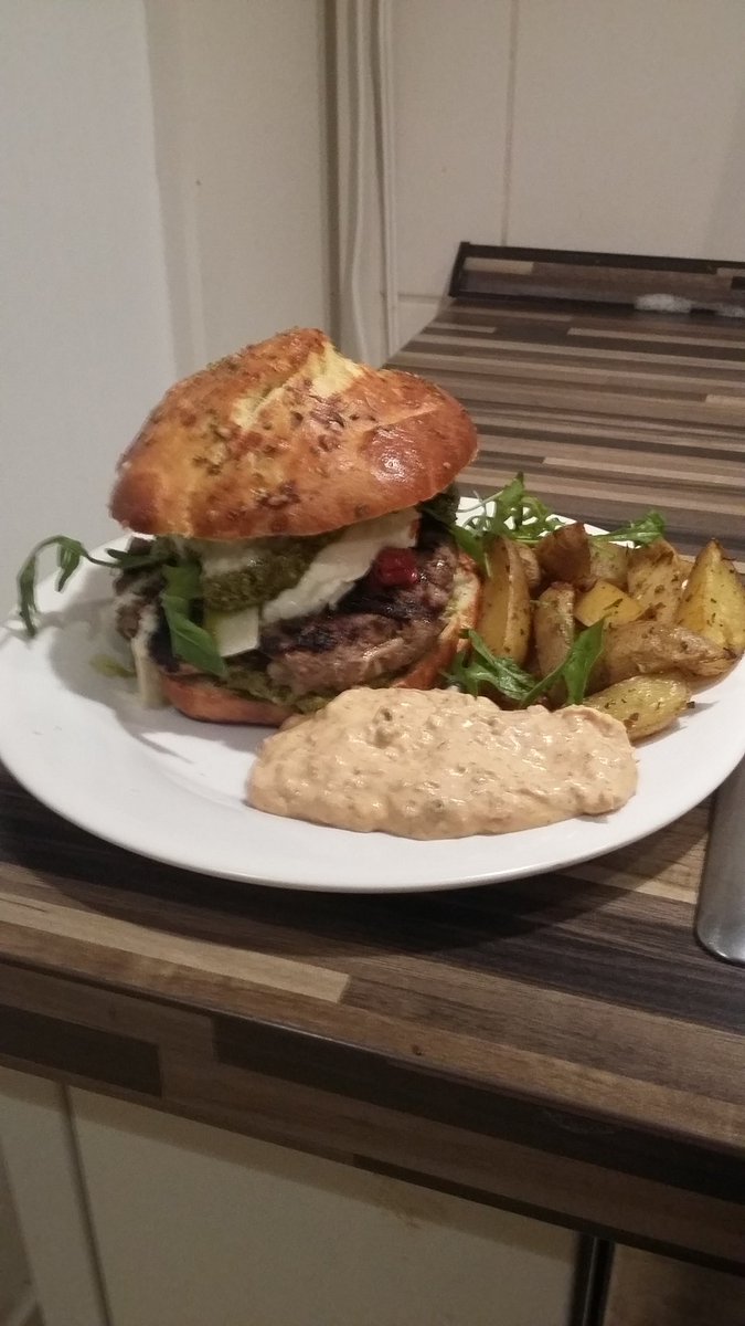 PanskusTill's tweet photo. Selbstgemachte #Burger und Burgerbuns. Wir sind satt und bereit für #SB50 https://t.co/o7sOPni9kT