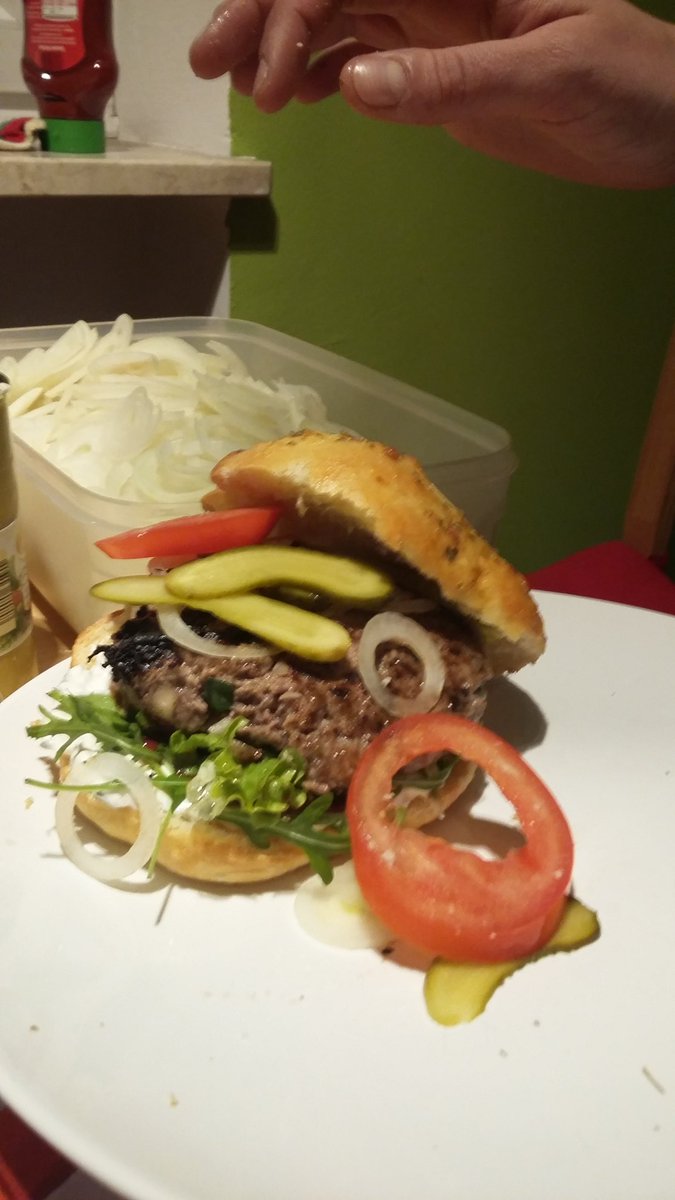 PanskusTill's tweet photo. Selbstgemachte #Burger und Burgerbuns. Wir sind satt und bereit für #SB50 https://t.co/o7sOPni9kT