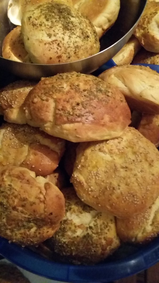 PanskusTill's tweet photo. Selbstgemachte #Burger und Burgerbuns. Wir sind satt und bereit für #SB50 https://t.co/o7sOPni9kT