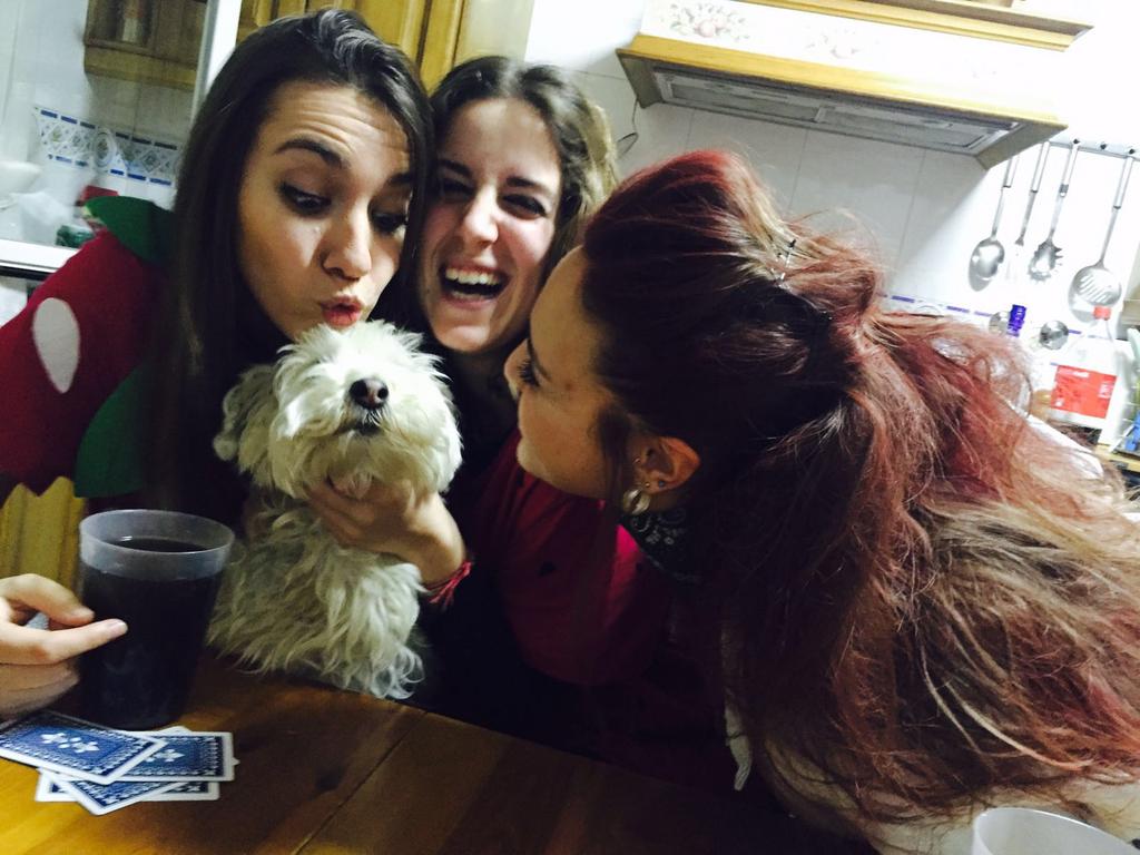 LaraAmat's tweet photo. Y reir, reir, reir, de eso se trata. 💞 @SandraMart95  @pilar_hf https://t.co/CZCVx2aGeV