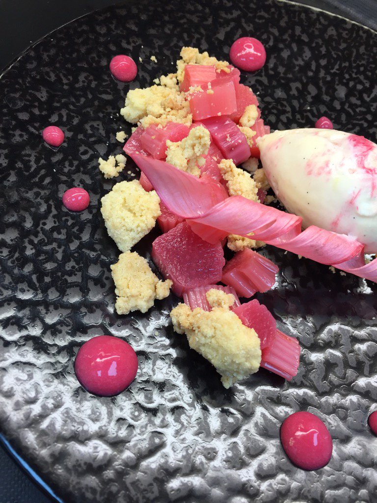 EllieMacleaaan's tweet photo. Yorkshire rhubarb and crumble with champagne zabione https://t.co/nHShUzno6x