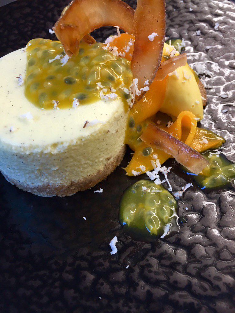 EllieMacleaaan's tweet photo. Baked cheesecake, mango yog icecream https://t.co/qF8Hkc13eq