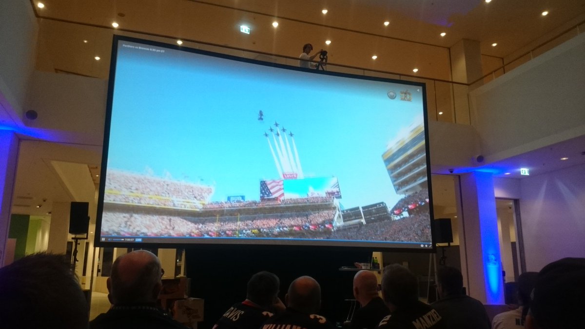EsbenVest's tweet photo. 'Murica!! 😀 Go Go! #SB50dk #SB50 #nfldk #Gulklud https://t.co/jXR79Whpv6