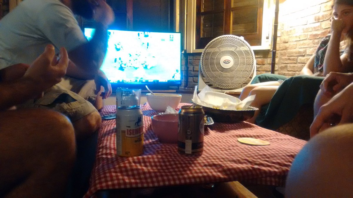magomaldo's tweet photo. #SuperBowl50 con los pibes @Maticocio @MAPistol #Tito #Celes #ElMario https://t.co/gf5yazNR6h