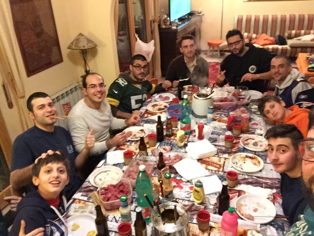 TheRealPolmo's tweet photo. Cena pre  #SuperBowl #SB50 #foxnflitalia @NFL https://t.co/66vEOM1aIf