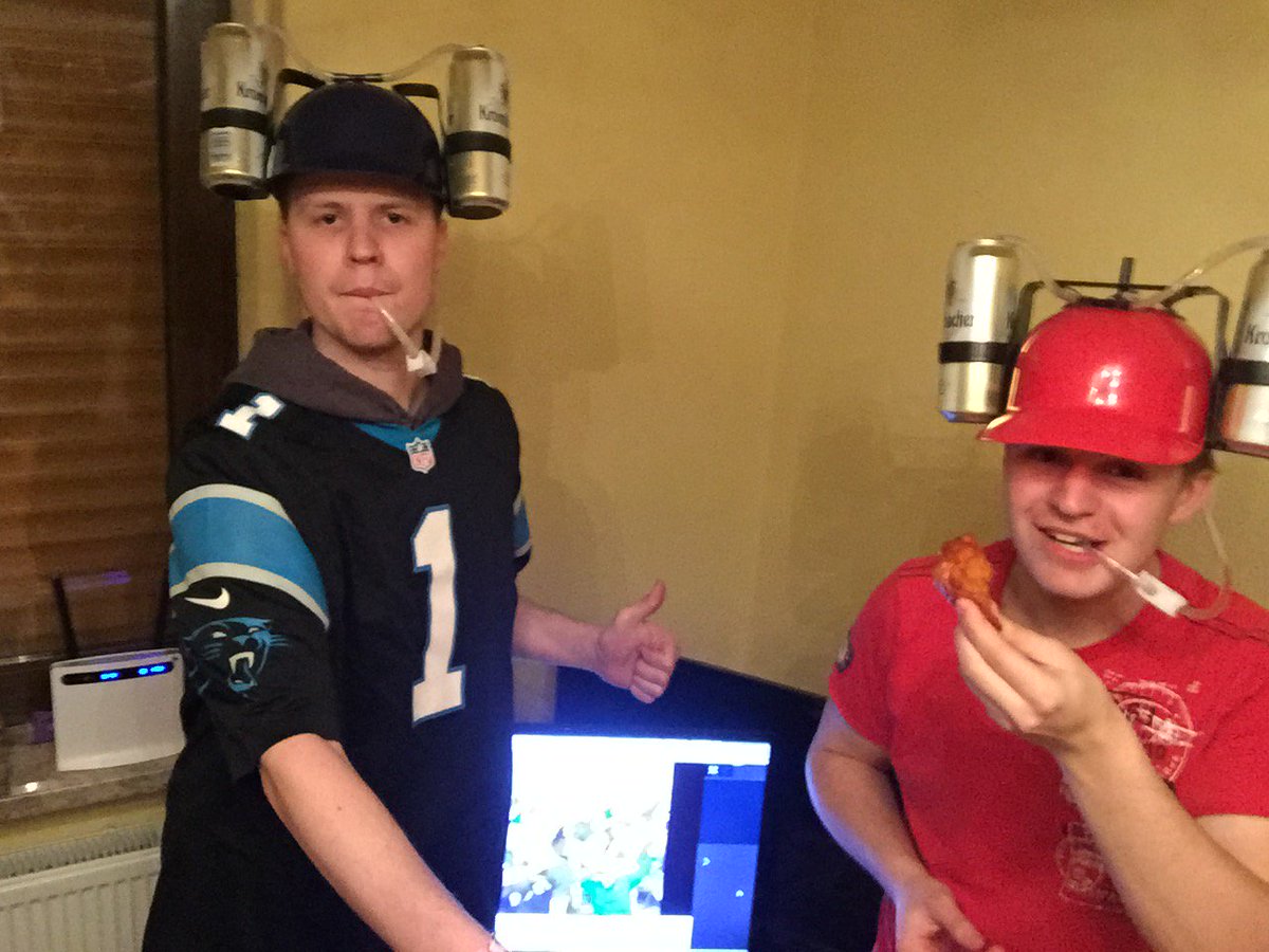 MarcoStoehr's tweet photo. Hände frei für Chicken Wings! #ranSB50 #SuperBowl #SB50 #ranNFL #jedenverdammtensonntag #KeepPounding  #NFL @Icke41 https://t.co/SuZN1qWGpe