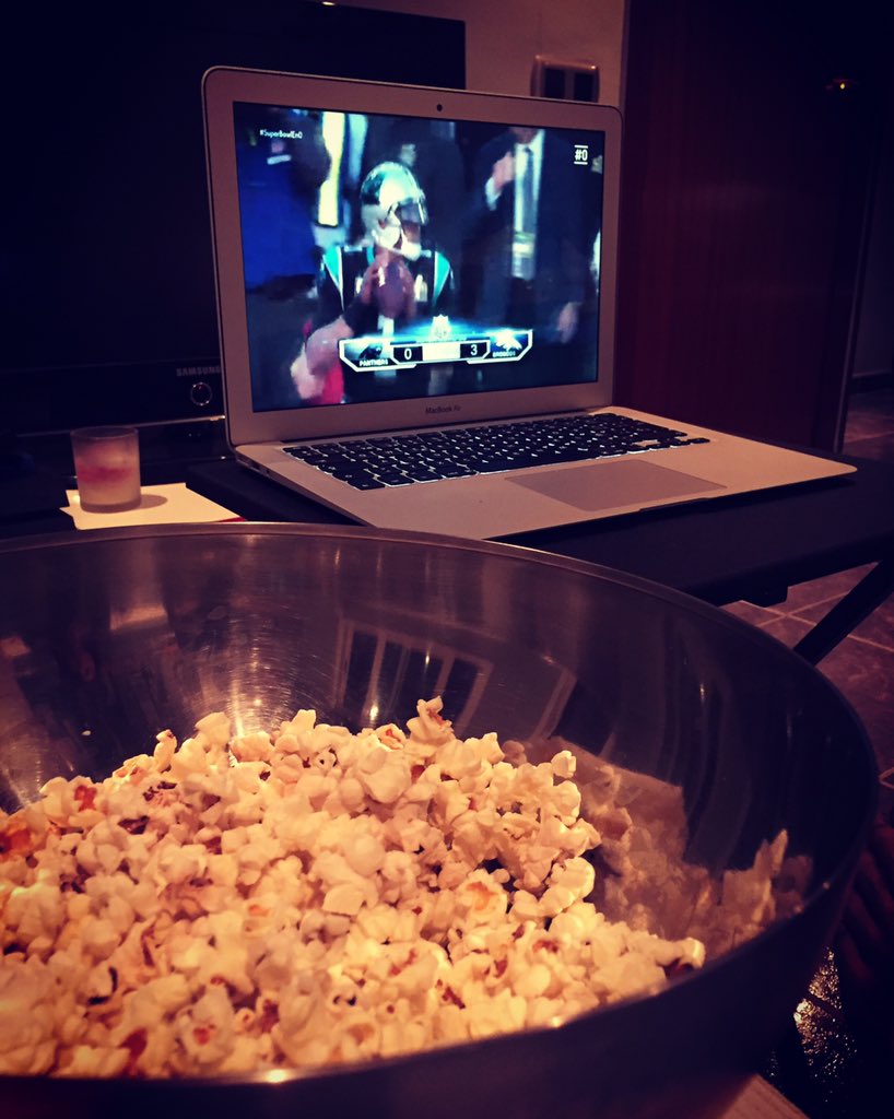ZPU's tweet photo. Ahora sí, SuperBowl Time + Palomitas...hombreee, faltaban palomitas 😋 🏈

#superbowl #relaxtime https://t.co/SQYvuNfQO0