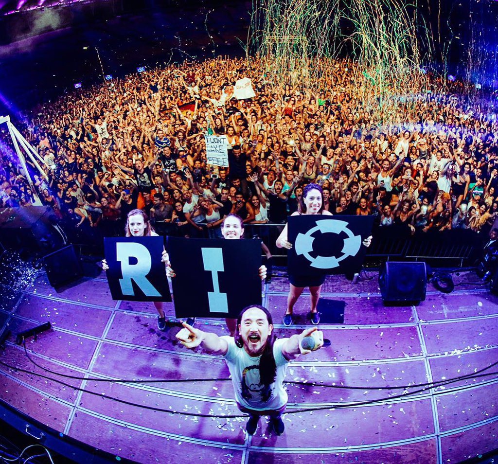 We did an Aoki show at the legendary @Maracana in Rio De Janeiro and it went down like this #carnaval https://t.co/SVDJX03Ix1