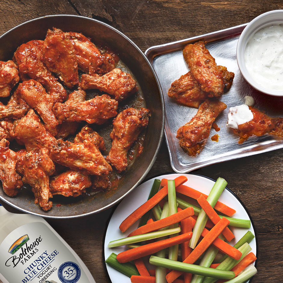 BolthouseFarms's tweet photo. @pma Currently nomming on baked wings + BHF #chunkybluecheese dressing #snapyoursnack https://t.co/TIDXEyvEYm