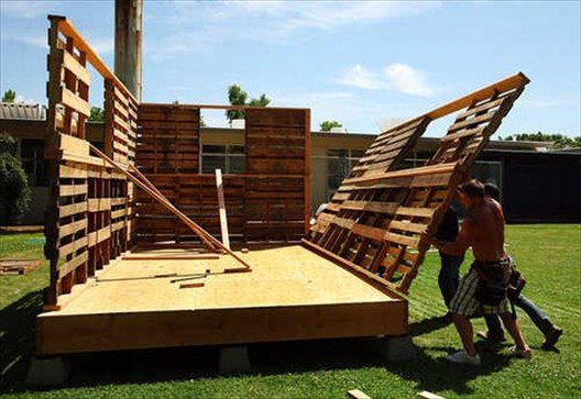ArchDaily's tweet photo. How to Build a House Using Wooden Pallets https://t.co/mPft4F8Dht https://t.co/ghTkJz82QX