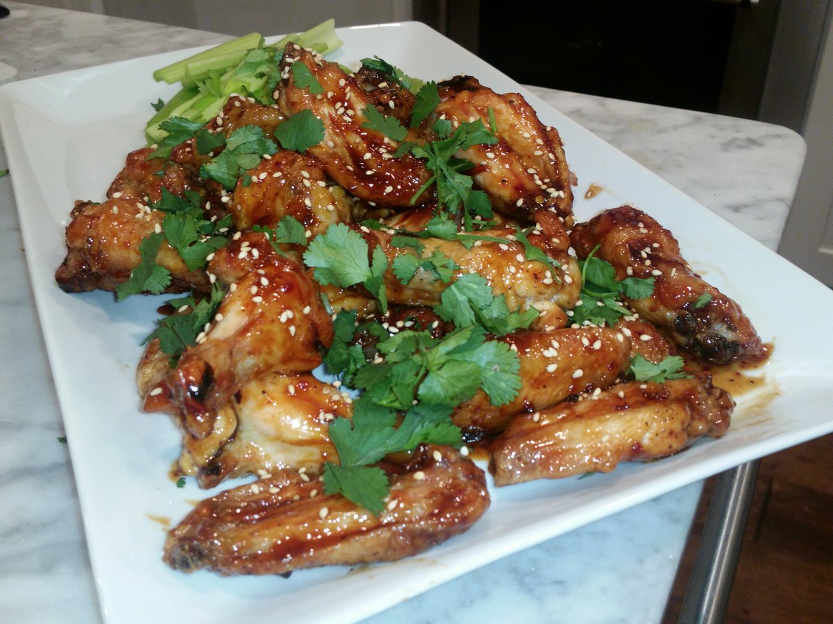 candacearm's tweet photo. YESSSSS, BABY!!!! So good. #SB50Eats #SB50 #wings #chackin! https://t.co/67RNaKQW77