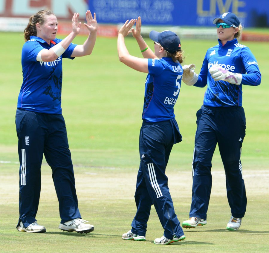 osa10001's tweet photo. 1st ODI

#SAWMN 196(49.2ov)
Chetty 90(122)
#ENGWN 150/3(28.3ov)
Tayor 41*(44)

#ENGWN wonby7wickets (D/L)
(07/02/16) https://t.co/HCkiohGSjs