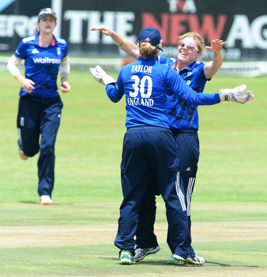 osa10001's tweet photo. 1st ODI

#SAWMN 196(49.2ov)
Chetty 90(122)
#ENGWN 150/3(28.3ov)
Tayor 41*(44)

#ENGWN wonby7wickets (D/L)
(07/02/16) https://t.co/HCkiohGSjs