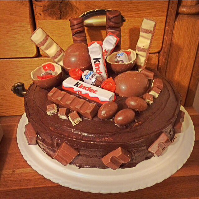 sarabeckers's tweet photo. @ESummerfield_1 xx #birthdaycake #kinderlove #chocolate #happybirthday #lovemysister #homemade #baked #madewithlove https://t.co/rR8LJqewig