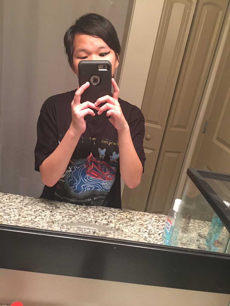 beezlebuburie's tweet photo. my eyeliner game sucks more than i do https://t.co/nfuLMtWq7C