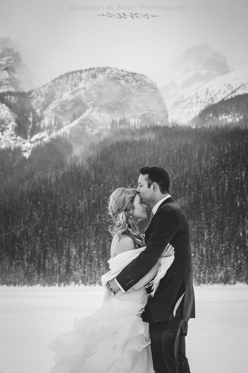 Nothing like a little snow to make your wedding day truly unforgettable! #winterwedding #blackandwhite #photography